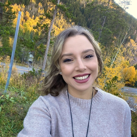 Meet your Posher, Alyssa - Picture 2 of 2